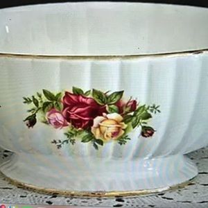 Royal Albert Old Country Rose Flutted Serving Bowl 9 Inch like New No damage